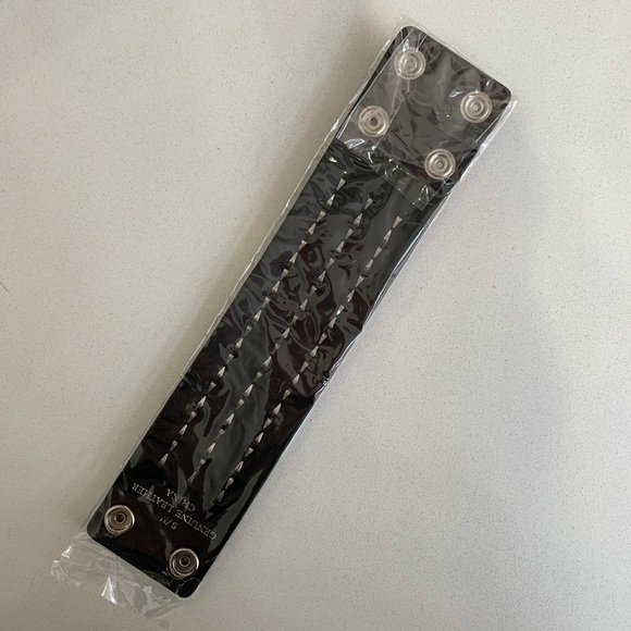 NWT Hot Topic pyramid stud bracelet - Picture 5 of 5